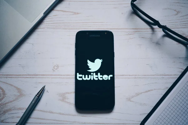 Nizhyn, Ucrania / July-16-2019: logotipo de la aplicación de Twitter en la pantalla de — Foto de Stock