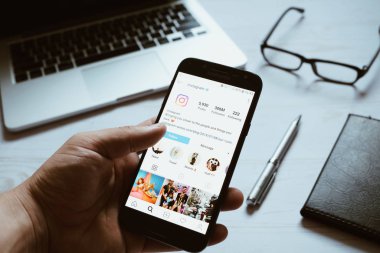 Nizhyn, Ukrayna/ Temmuz-16-2019: Genç adam ana Instagr bakıyor