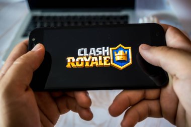 Nizhyn, Ukrayna/16-Temmuz 2019: Akıllı telefon ve playi tutan eller