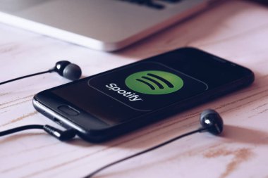Nizhyn, Ukrayna/16-Temmuz 2019: Akıllı telefon ile masada yatıyor