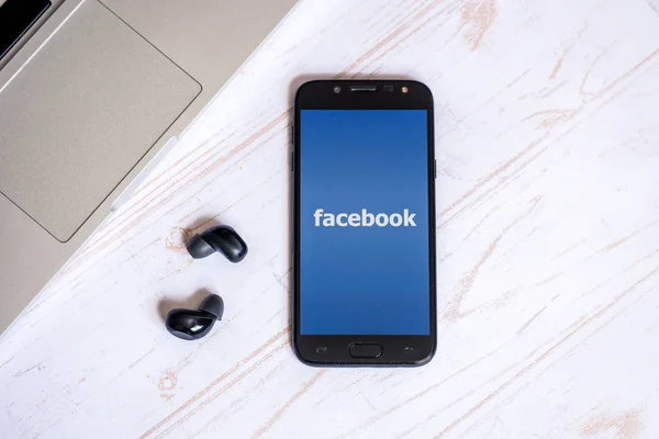 Nizhyn, Ukrayna/16-Temmuz 2019: Facebook uygulaması ve ea ile Smarthone