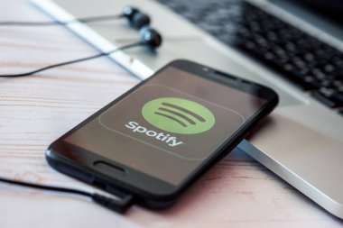 Nizhyn, Ukrayna/16-Temmuz 2019: Spotify müzik uygulaması ile akıllı telefon 
