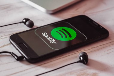 Nizhyn, Ukrayna/16-2019: Spotify müzik appl akıllı telefon