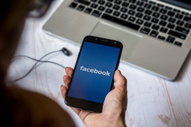 Nizhyn, Ukrayna/16-Temmuz 2019: Genç güzel kız smartpho tutun