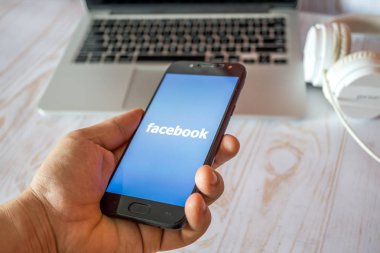 Nizhyn, Ukrayna/Temmuz-16-2019: Siyah süitte genç adam smar tutun