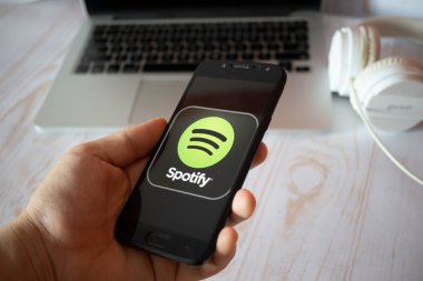 Nizhyn, Ukrayna/Temmuz-16-2019: Siyah süitte genç adam smar tutun