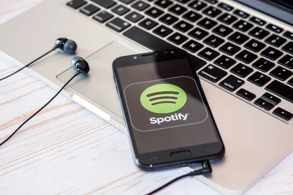 Nizhyn, Ukrayna/16-Temmuz 2019: Spotify müzik uygulaması ile akıllı telefon 