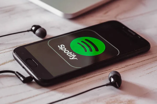 Nizhyn, Ukrayna/16-2019: Spotify müzik appl akıllı telefon