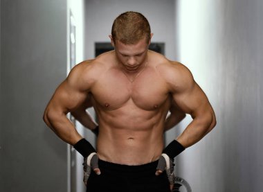 Spor salonunun koridorda ışıklara genç kaslı adam ve görünümlü