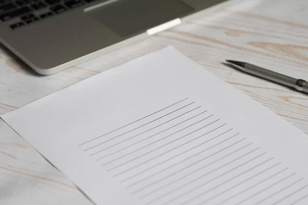 Lista en blanco con lugar para su texto, pluma y portátil que se encuentra en el — Foto de Stock