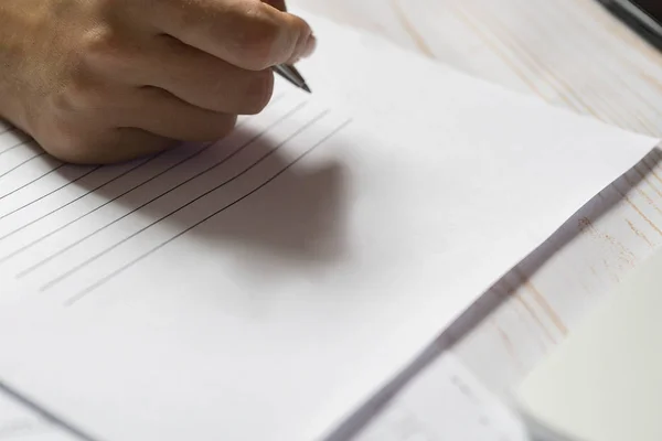 Niña mantenga la pluma por encima de la lista en blanco de papel. Horario, para hacer l — Foto de Stock