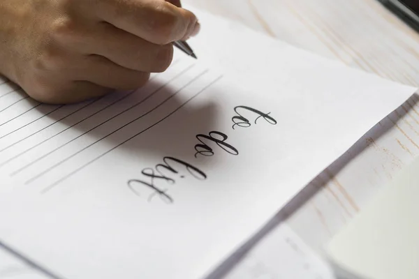 Chica joven escribir algo con pluma para hacer la lista. Horario y — Foto de Stock