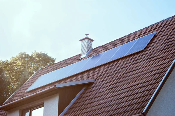 Kırmızı çatı üstünde Güneş paneli, alternatif enerji kibir