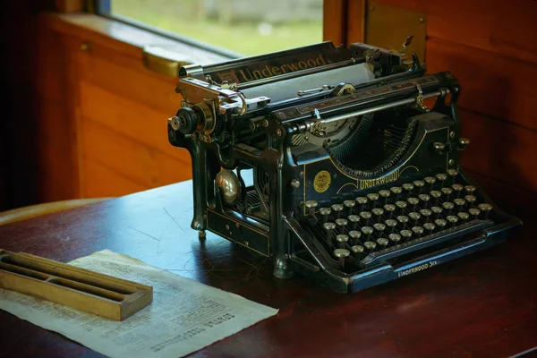 Old vintage typewriter in interior of 1920th wagon of the train — Stockfoto