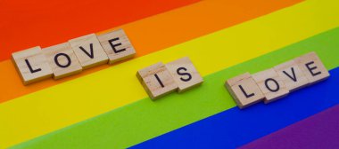 LGBT gururu. LGBT, aşk LGBT bayrağındaki aşk mektuplarıdır. Gökkuşağı aşkı kavramı. İnsan hakları ve hoşgörü.