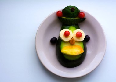 Çocuk maması, aborijinalli şapkalı bir kadının yüzü şeklinde sebze salatası, komik surat. Sağlıklı beslenme