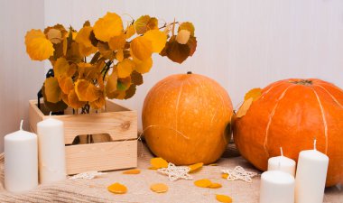 Sonbahar evi dekorasyonu. Balkabaklarının, mumların, yaprakların sonbahar maiyeti. Tasarım için boş. İç mekan fikri..