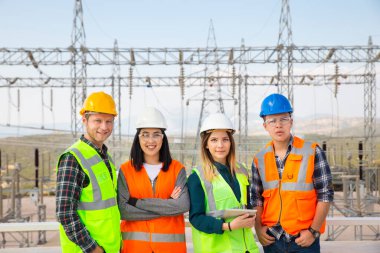 Elektrik santralindeki genç işçilerin toplu portresi