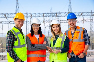 Elektrik santralindeki genç işçilerin toplu portresi