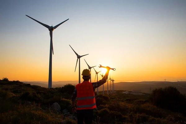 Joven Trabajador Mantenimiento Eléctrico Mirando Granja Aerogeneradores Atardecer — Foto de Stock