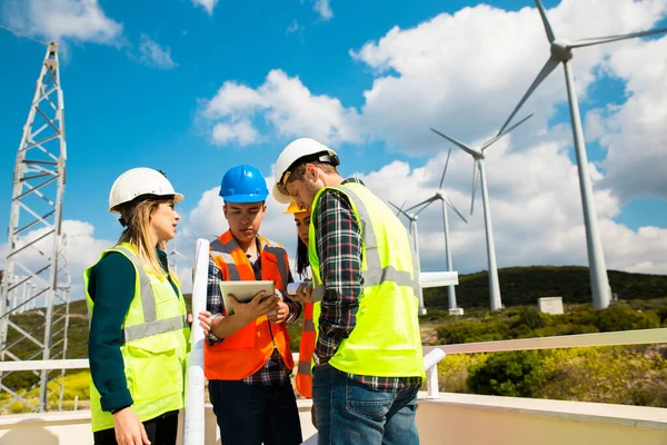 Junge Ingenieure Und Arbeiter Treffen Sich Windpark — Stockfoto