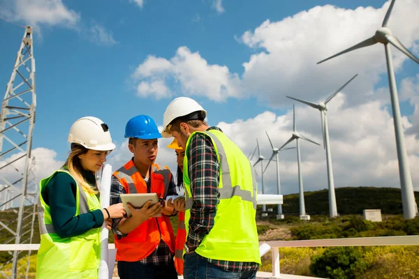 Jonge Ingenieurs Werknemers Hebben Een Bijeenkomst Windmolenpark — Stockfoto