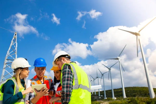 Jonge Ingenieurs Werknemers Hebben Een Bijeenkomst Windmolenpark — Stockfoto