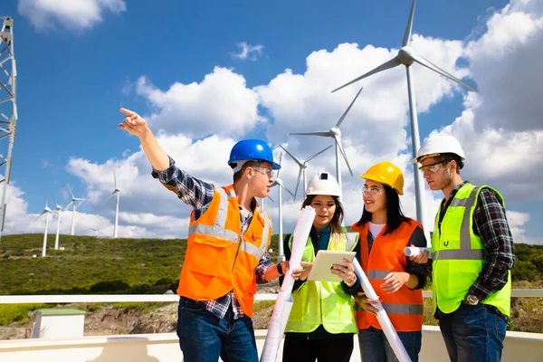Молоді Інженери Працівники Провели Зустріч Вітроелектростанції — стокове фото
