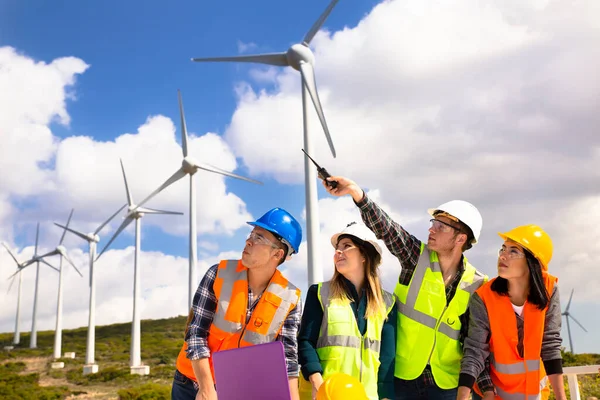 Jóvenes Ingenieros Trabajadores Reunidos Parque Eólico — Foto de Stock