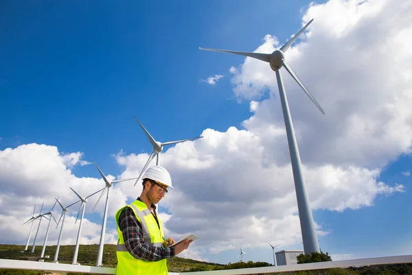 Jonge Werknemer Zoekt Controleert Windturbines Het Veld — Stockfoto