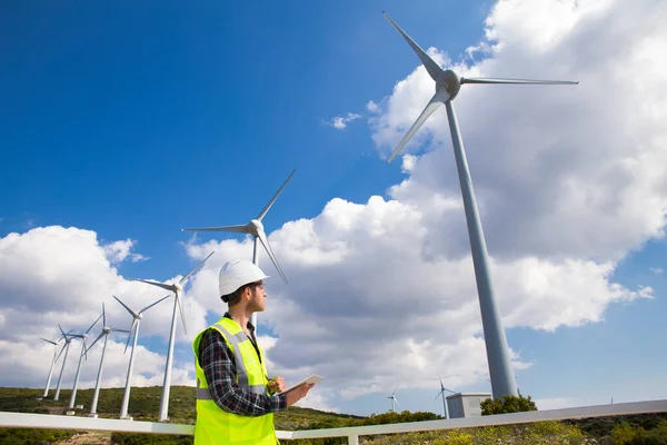 Jonge Werknemer Zoekt Controleert Windturbines Het Veld — Stockfoto