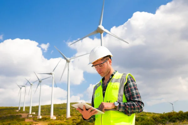 Jonge Werknemer Zoekt Controleert Windturbines Het Veld — Stockfoto