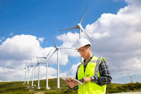 Jonge Werknemer Zoekt Controleert Windturbines Het Veld — Stockfoto