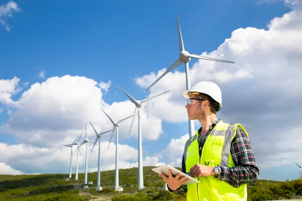 Jonge Werknemer Zoekt Controleert Windturbines Het Veld — Stockfoto