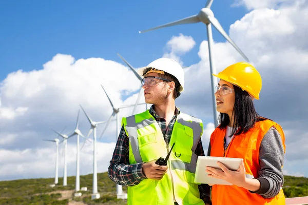 Young Workers Looking Checking Wind Turbines Field — Stock Photo, Image