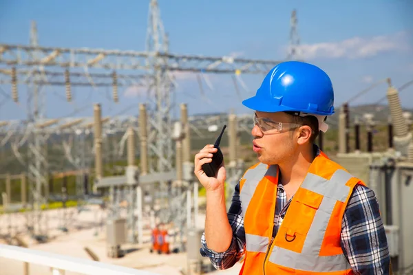 Empresario Usando Walkie Talkie Contra Planta Energía — Foto de Stock