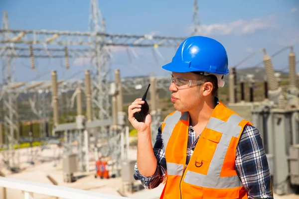 Empresario Usando Walkie Talkie Contra Planta Energía — Foto de Stock