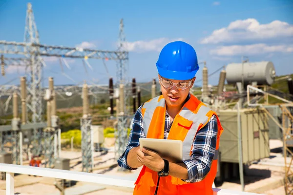 Ingeniero Joven Mirando Comprobando Central Eléctrica — Foto de Stock