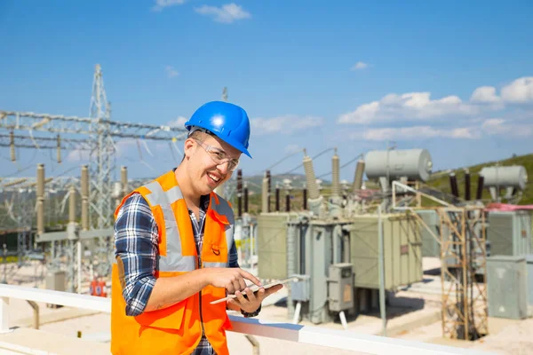 Ingeniero Joven Mirando Comprobando Central Eléctrica — Foto de Stock