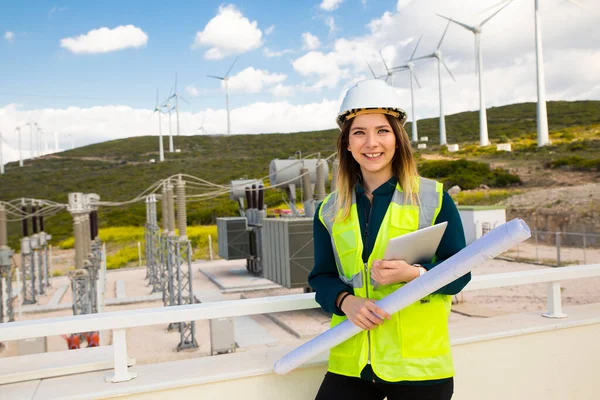 Retrato Una Joven Ingeniera Confiada Una Central Eléctrica — Foto de Stock