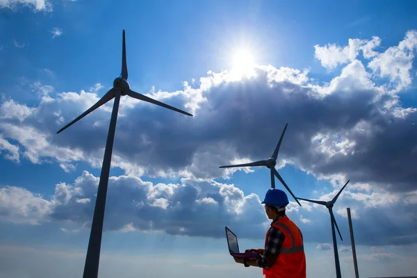 Ingenieur Die Notebook Gebruikt Windturbines Bedienen Bij Zonsondergang — Stockfoto