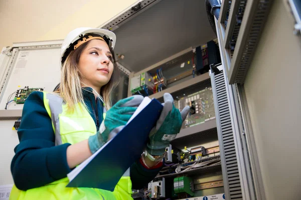 Jungunternehmerin Steht Vor Der Schalttafel Schaltraum — Stockfoto