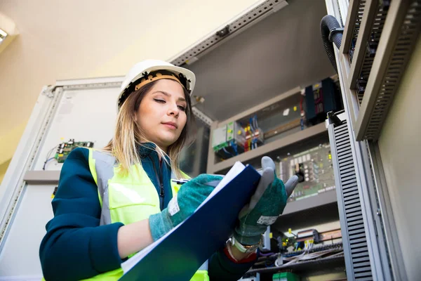 Jungunternehmerin Steht Vor Der Schalttafel Schaltraum — Stockfoto