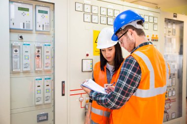 Elektrik santralinde çalışan profesyonel endüstriyel mühendisler.