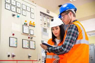 Elektrik santralinde çalışan profesyonel endüstriyel mühendisler.