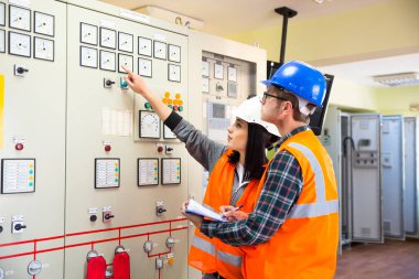 Elektrik santralinde çalışan profesyonel endüstriyel mühendisler.