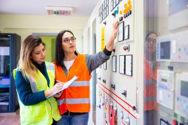 Elektrik santralinde çalışan profesyonel endüstriyel mühendis kadınlar 