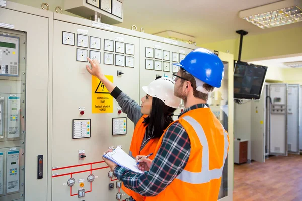 Ingegneri Industriali Professionisti Operanti Nella Sottostazione Elettrica — Foto Stock