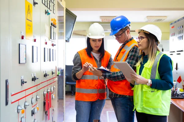 Junges Wartungs Ingenieur Team Arbeitet Der Energiezentrale — Stockfoto