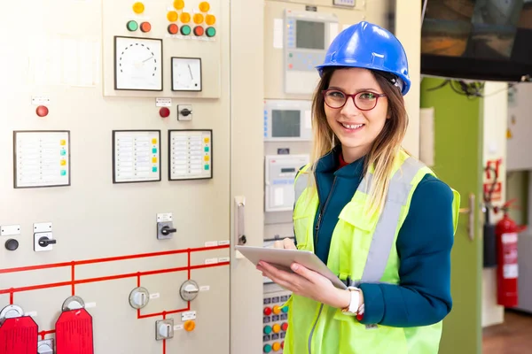 Jungunternehmerin Steht Vor Der Schalttafel Schaltraum — Stockfoto